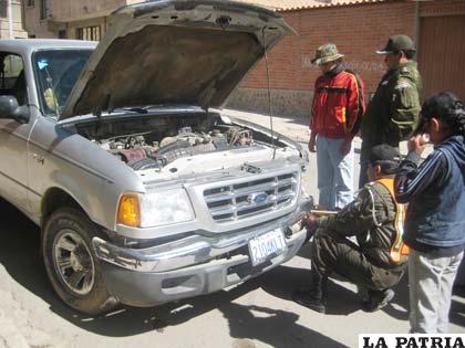 Camioneta dañada por el golpe