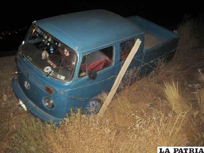 La viga y el alambrado evitaron que el vehículo se volcara