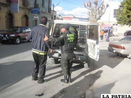 Ciudadano ebrio que no quiso irse a su domicilio en la patrulla