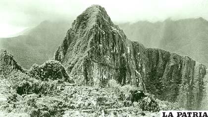 Los peruanos celebran el 100 aniversario del “re descubrimiento” de las ruinas de Machu Picchu, la famosa ciudadela inca ubicada en los Andes de Perú. Cuando el historiador y explorador estadounidense, Hiran Bingham, llegó al sitio en 1911 las ruinas estaban cubiertas por una densa jungla. Esta imagen muestra como vieron el lugar los exploradores. Nacional Geographic)