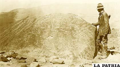 Bingham observa pictogramas hallados en rocas de Machu Picchu. A menudo llamada la “ciudad perdida de los incas”, algunos creen que el emplazamiento corresponde con el lugar de nacimiento del imperio Inca (Nacional Geographic)