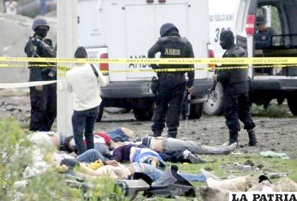 Personal de seguridad y médico alrededor de los once cuerpos encontrados el viernes 8 de julio de 2011 en el Valle de Chalco