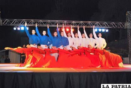Los movimientos y el colorido vestuario de los 22 bailarines de Bafochi entusiasmaron al público, junto a la música del grupo