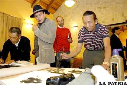 Un pintor chino trabaja durante un encuentro con colegas artistas ecuatorianos en Papallacta, Ecuador