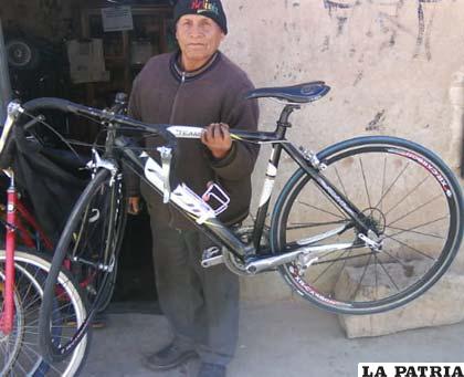 León Velásquez, enseña una de las bicicletas de carbono