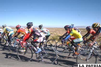 Ciclistas que utilizan las bicicletas de carbono en eventos nacionales