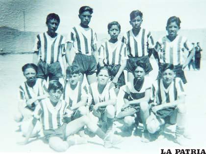 Equipo de fútbol infantil de Bolivian Railway Club en 1950, conformado por Enrique Fernández, Rotiguetti, Humberto Portanda, Carlos Buezo, García, Willy Aldunate, Rolando Aramayo, entre otros