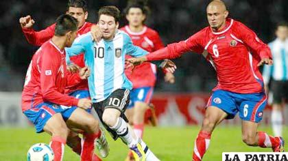Lionel Messi intenta burlar a los defensores de Costa Rica