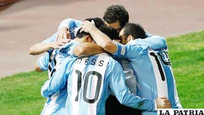 Jugadores de Argentina celebran el triunfo