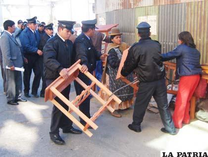 Gendarmes municipales lidian con los comerciantes para decomisar su mercadería