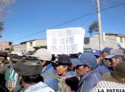 Los pobladores y regantes de Challapata se oponen a la actividad minera en su distrito