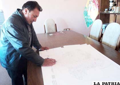 Armando Torrico, Jefe de Sergeotecmin, en el plano, muestra el lugar afectado
