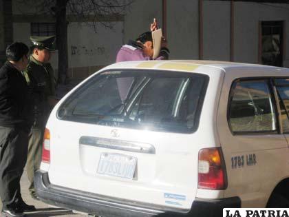 El joven tramitador es llevado aprehendido por efectivos policiales