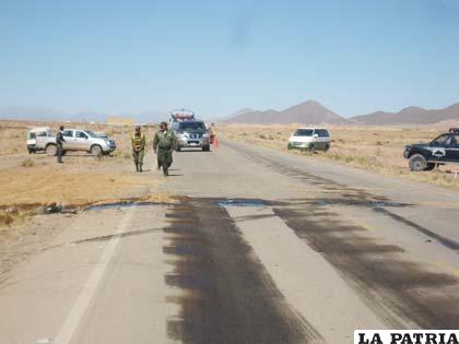 El lugar donde ocurrió el hecho con mancha de aceite en el asfalto