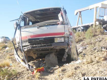 Minibús con serios daños luego del accidente