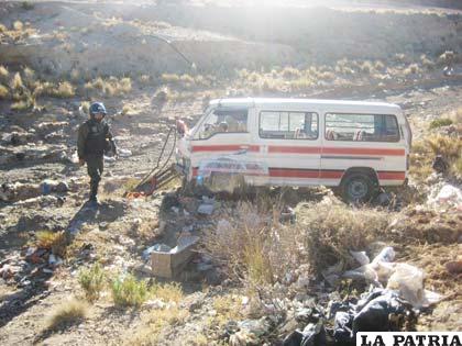 Un efectivo del PAC junto al vehículo siniestrado