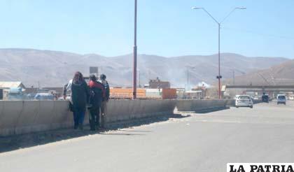 Peatones arriesgaron su vida al caminar por el medio de la avenida