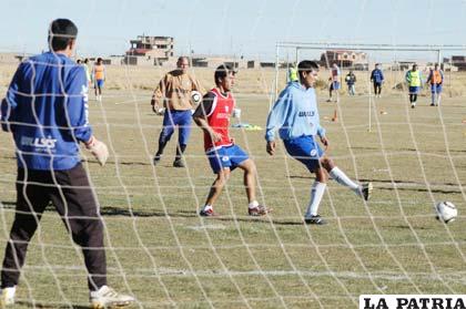 Ayer San José hizo un poco de fútbol en la cancha de su propiedad