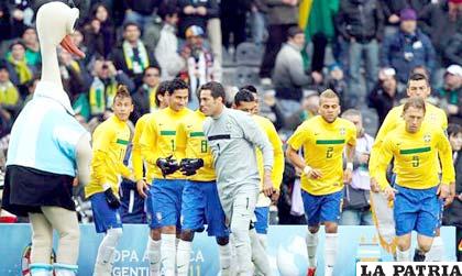 Jugadores de Brasil con la obligación de ganar a Ecuador
