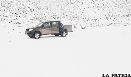 Turistas y militares que estaban atrapados por la intensa nevada que cayó en el sudeste potosno