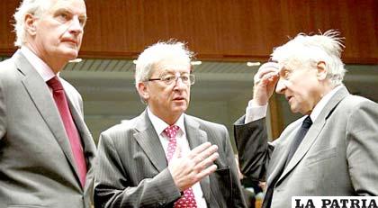 El presidente del Eurogrupo, Jean-Claude Juncker, el presidente del BCE, Jean-Claude Trichet, y el comisario europeo de Mercado Interior, Michel Barnier