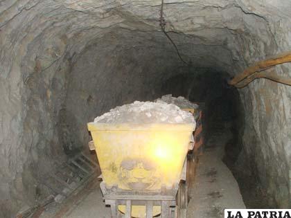 Interior mina Huanuni