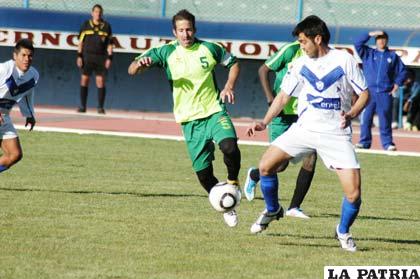 Luiz Carlos Vieira de San José, disputa el balón con Luis Liendo de Universitario