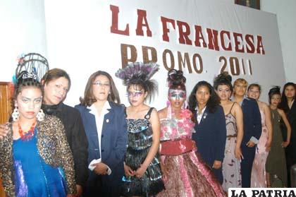 Egresadas y sus modelos ayer en el acto de graduación