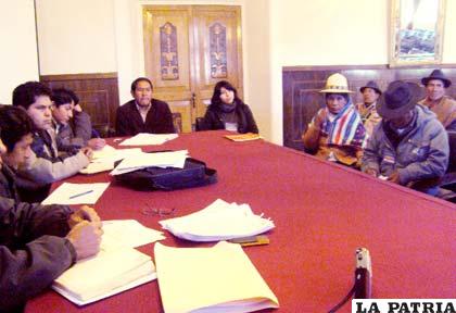 Reunión de límites ayer en el salón Ildefonso Murguía de la Gobernación