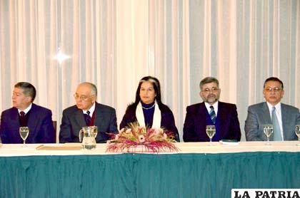 De izquierda a derecha: Daniel Soliz, Luis Urquieta, Lupe Cajías (autora), Jorge Velasco y Carlos Sandy en el Club Oruro