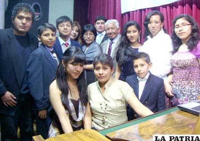 Adultos, jóvenes y niños ofrecieron agradable concierto de piano