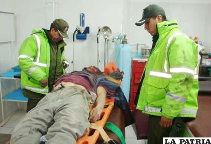 Investigadores de Accidentes junto al cadáver de la víctima