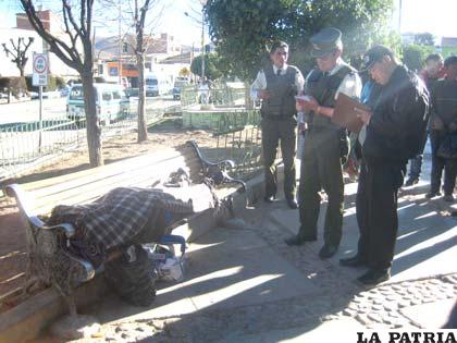 Personal policial en el banco donde murió la mujer