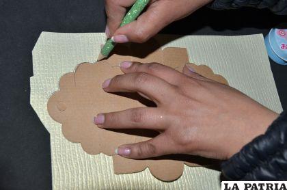 PASO 1
Transferir la figura del molde en el cartón corrugado y cortar.
