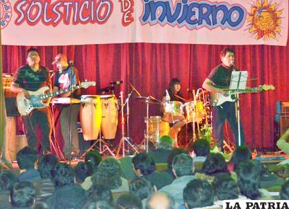 Integrantes de Forever Ghost que deleitaron con sus canciones al público en el Paraninfo Universitario