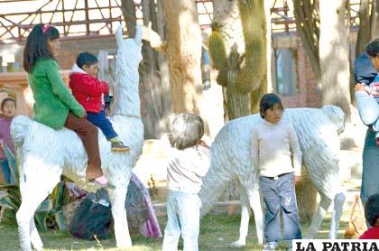 Réplicas de los animales del zoo, en estatuas, lugar donde los niños encuentran un espacio para el juego
