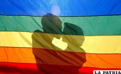 Homosexuales uruguayos tratan de combatir la discriminación con besos en público