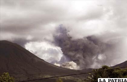 La fuerte explosión, arrojó ceniza y humareda que alcanzó una altitud de casi 3.500 metros desde el cráter