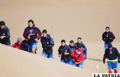 Jugadores de Universitario en el trabajo físico en los arenales de San Pedro