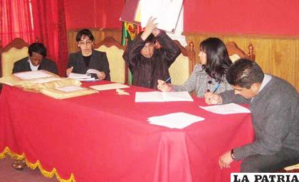 Apertura de sobres en el Salón Rojo del Gobierno Municipal de Oruro