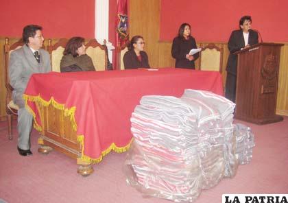 Autoridades del municipio y Elfeosa en el acto de entrega de las frazadas