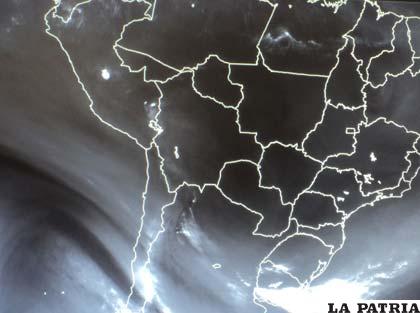 Foto satelital de Bolivia, donde se aprecia que la ola de frío ingresará al país