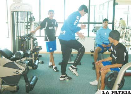 Entrenamientos de los jugadores de San José en un gimnasio de la ciudad