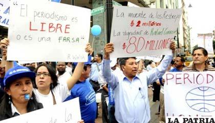 Trabajadores y simpatizantes del diario El Universo marchan en Guayaquil