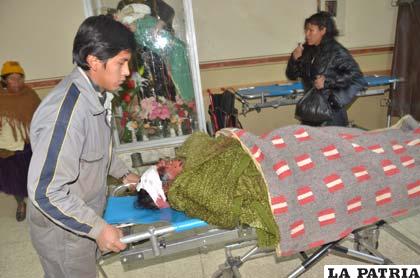 Una de las personas heridas es asistida en el Hospital General