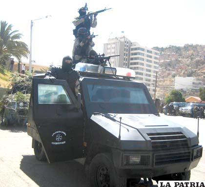 Uniformados en un motorizado de la unidad antinarcóticos
