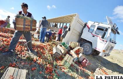 La carrocería del camión derramó la carga que llevaba
