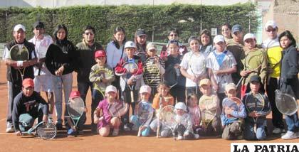 Integrantes de la Academia de Tenis