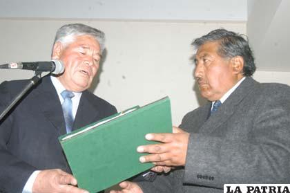 Juan Medina entrega el reconocimiento a Etzhel Llanque