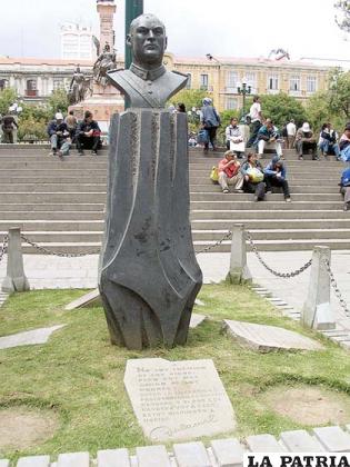 Monumento en su honor en la plaza Murillo de La Paz